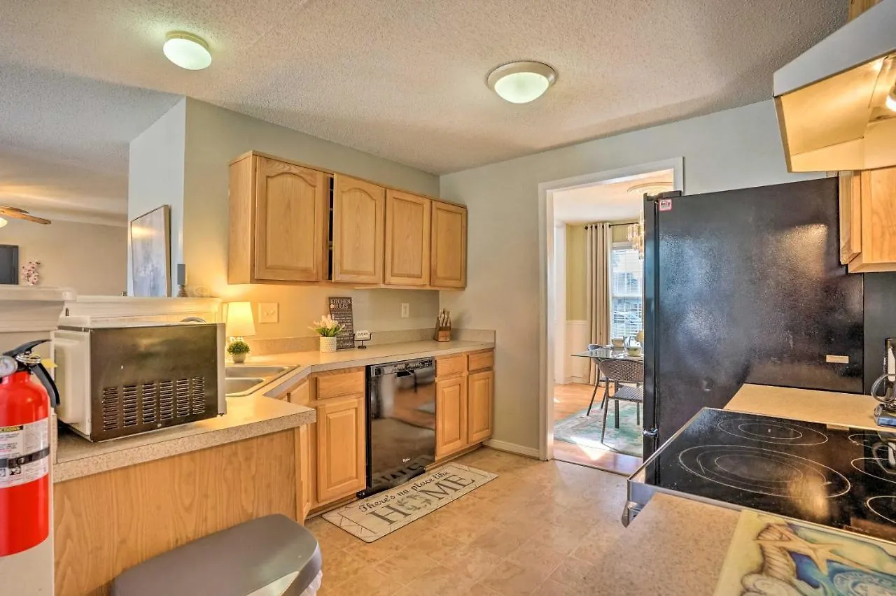 Holiday home Charming Sandston Home About 9 Mi To Richmond!