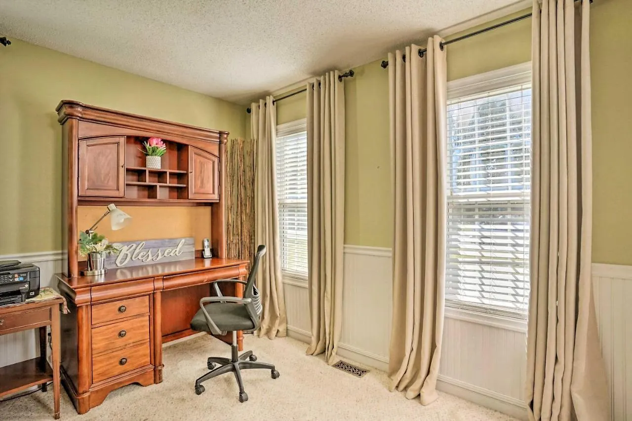 Holiday home Charming Sandston Home About 9 Mi To Richmond!